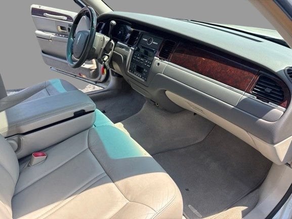 2006 Lincoln Town Car Signature Limited