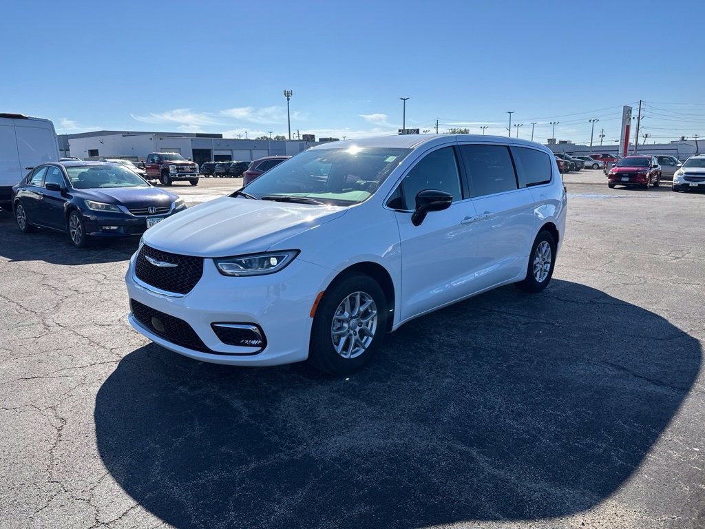 2026 Chrysler Pacifica Select