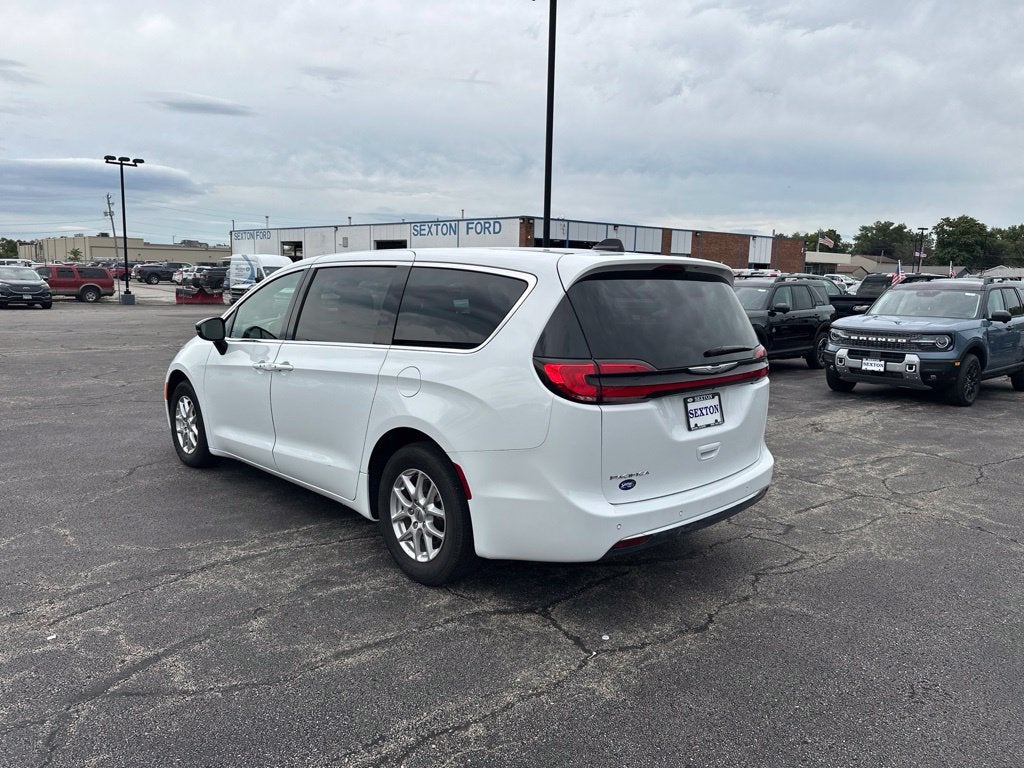 2025 Chrysler Pacifica Select