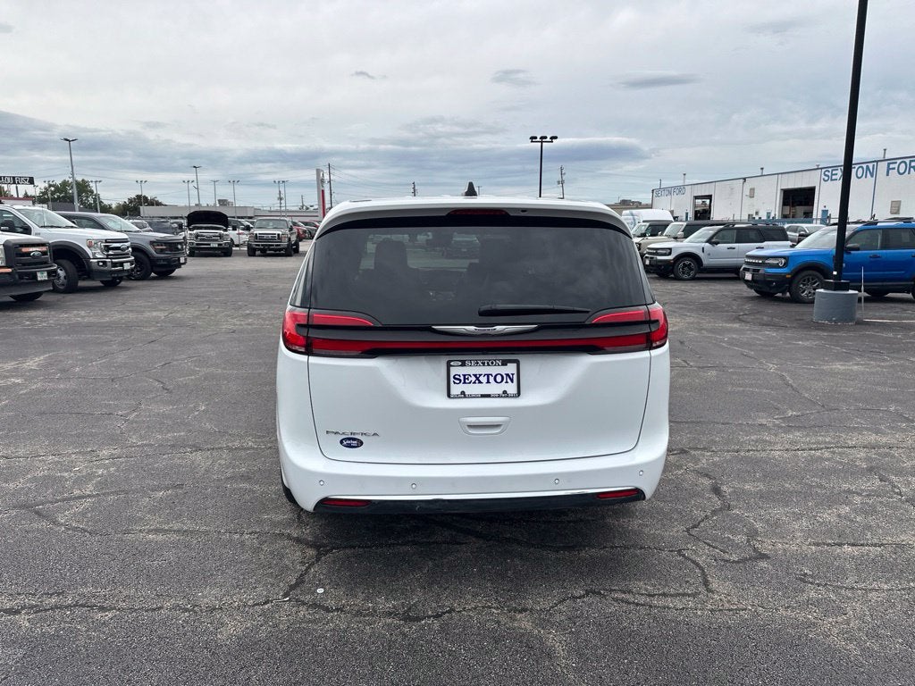 2025 Chrysler Pacifica Select
