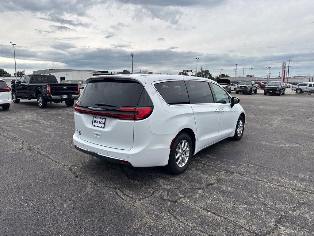2025 Chrysler Pacifica Select