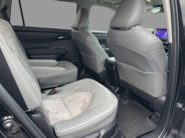 2023 Toyota Highlander Hybrid Bronze Edition