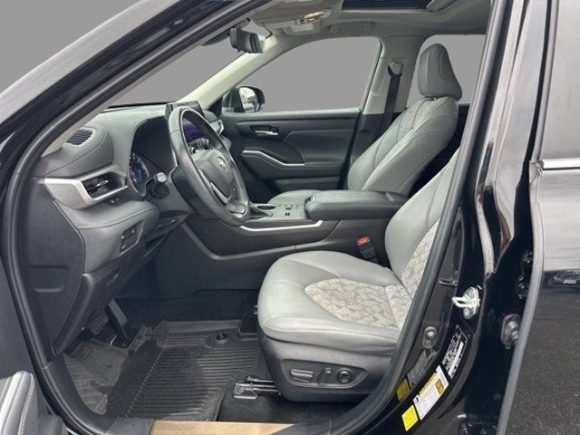 2023 Toyota Highlander Hybrid Bronze Edition